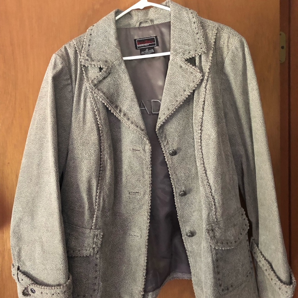 Women’s stylish grey leather jacket!